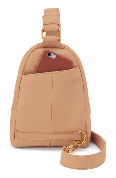 Hobo Fern Leather Sling Bag In Sandstorm
