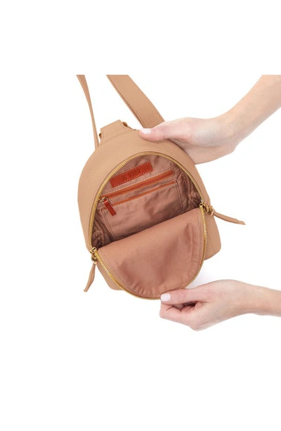 Hobo Fern Leather Sling Bag In Sandstorm