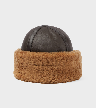 Shop Totême Shearling-trimmed Leather Hat In Brown