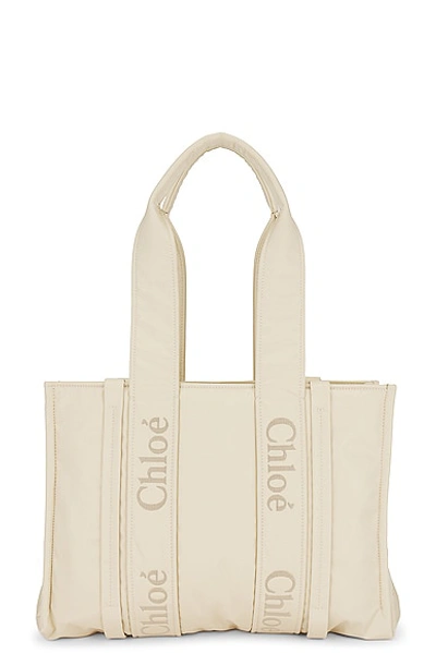 Shop Chloé Woody Medium Tote Bag In Dusty Ivory
