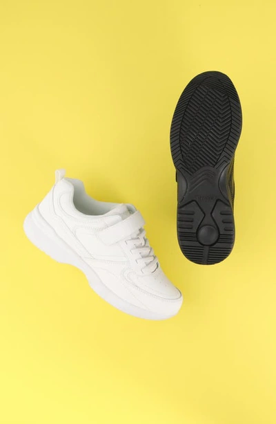 Propét Propet Lifewalker Flex Sneaker In White