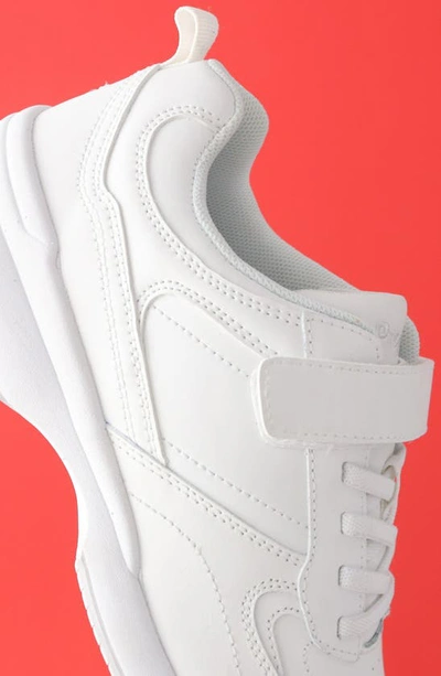 Propét Propet Lifewalker Flex Sneaker In White