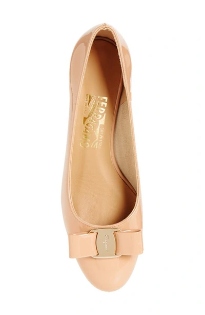 Ferragamo Vara 30 Nappa Leather Pumps In Amaretti