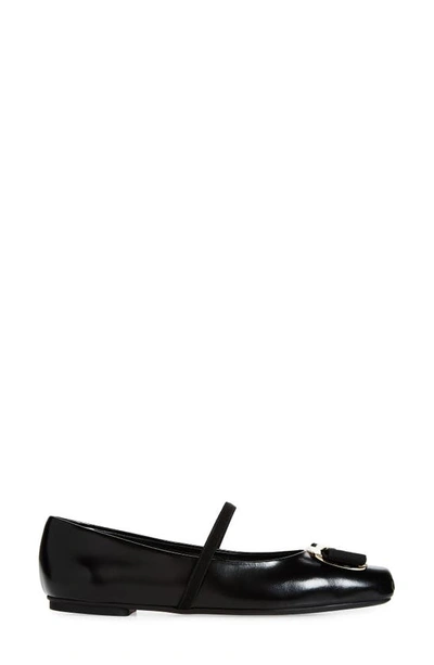 Ferragamo New Vara Plate Ballet Flat Shoes In Black