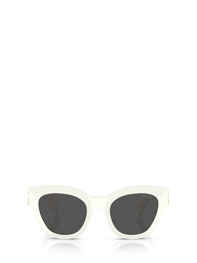 Shop Miu Miu Eyewear Cat In White