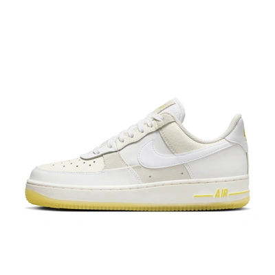 Shop Nike Wmns Air Force 1 07 Low Weiss