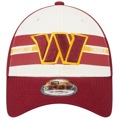 NEW ERA NEW ERA CREAM/BURGUNDY WASHINGTON COMMANDERS TEAM STRIPE TRUCKER 9FORTY SNAPBACK HAT 