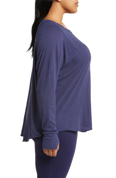 Shop Zella Relaxed Washed Cotton Long Sleeve T-shirt In Navy Evening