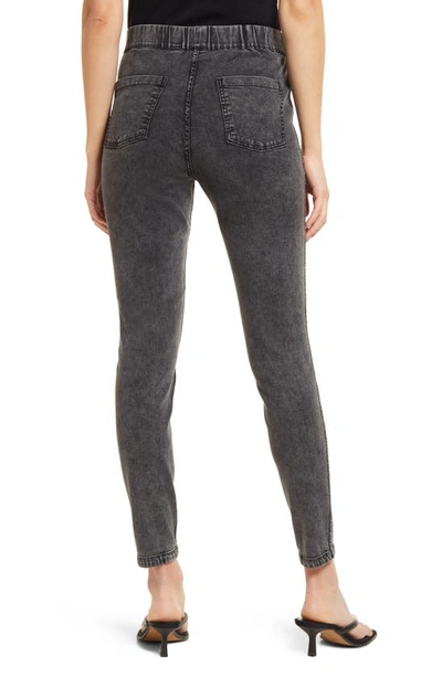 Hue Reversible Denim Leggings In Medium Grey Wash