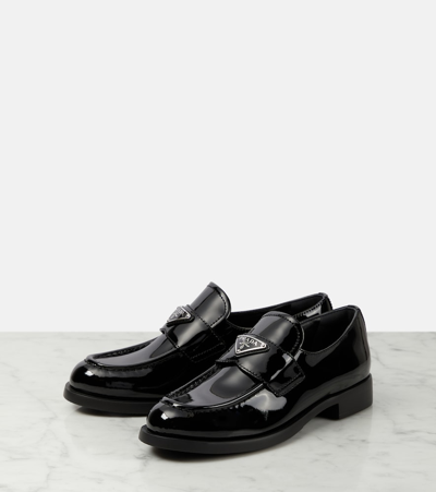 Prada Logo Patent Leather Loafers In Schwarz