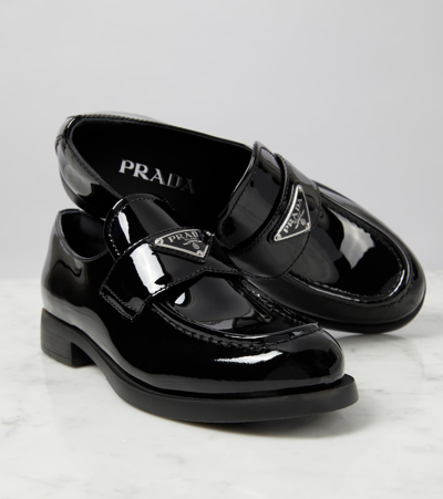 Prada Logo Patent Leather Loafers In Schwarz
