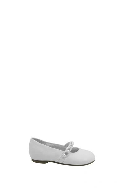 Shop Nina 'nataly-t' Flat In White