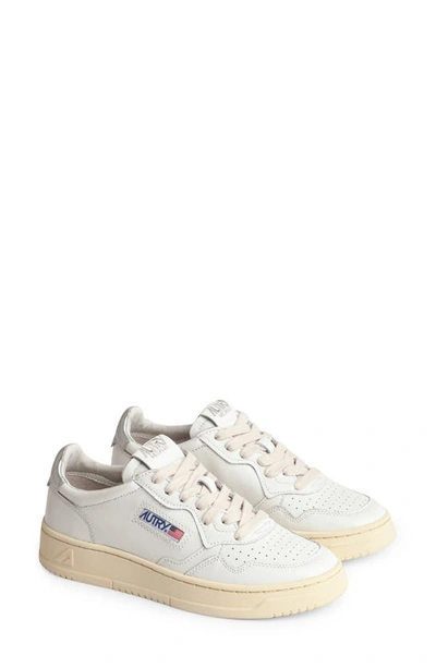 Autry Medalist Low Sneaker In Wht/ Sil