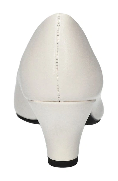 Easy Street Fabulous Classic Pump In White