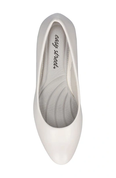 Easy Street Fabulous Classic Pump In White