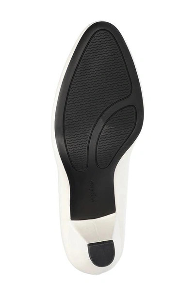 Easy Street Fabulous Classic Pump In White