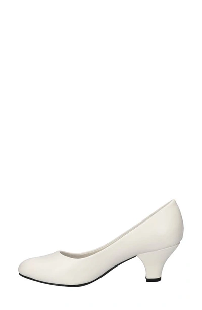 Easy Street Fabulous Classic Pump In White
