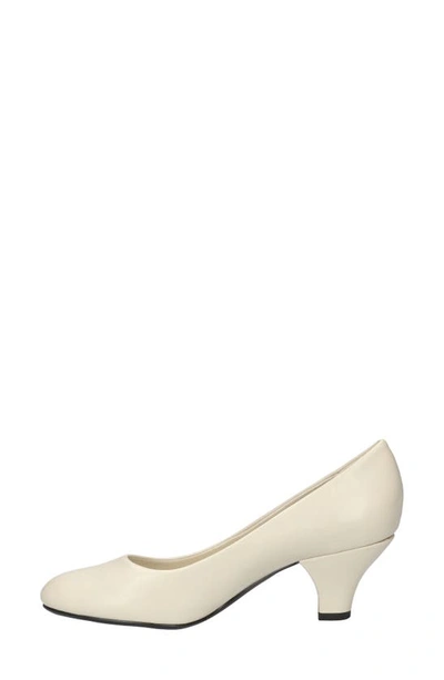 Easy Street Fabulous Classic Pump In Bone