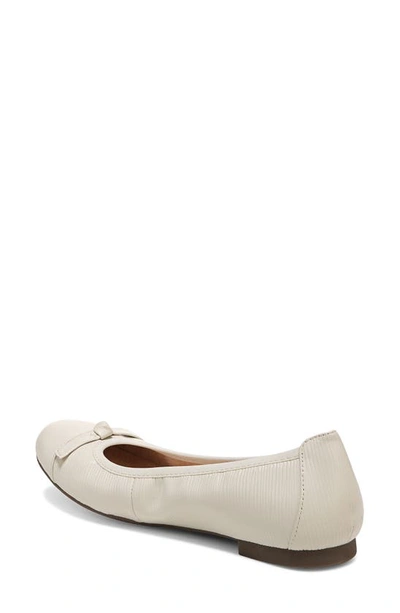 Vionic Amorie Flat In Cream
