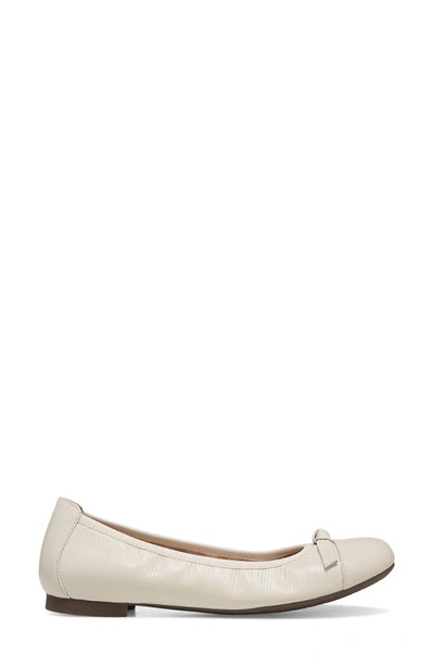 Vionic Amorie Flat In Cream