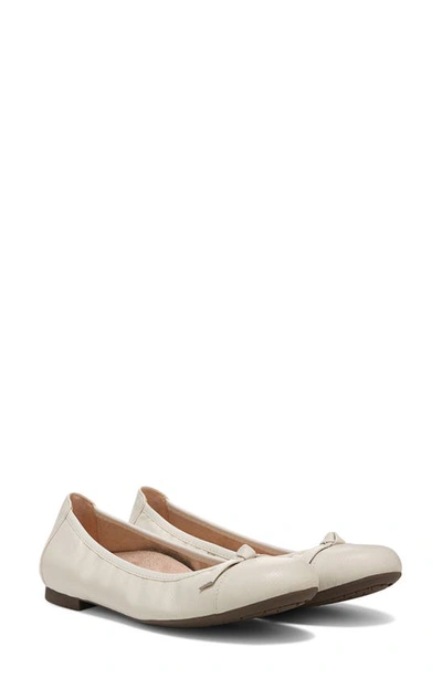 Vionic Amorie Flat In Cream