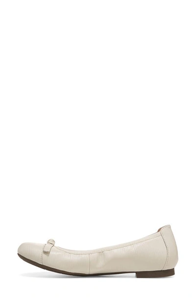 Vionic Amorie Flat In Cream