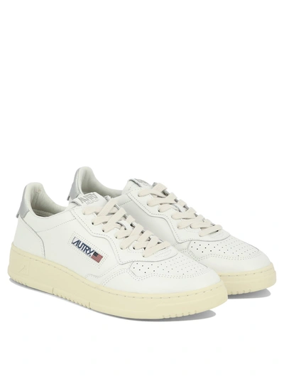 Autry Low Medalist Sneakers In White Leather E Powder E Suede Beige