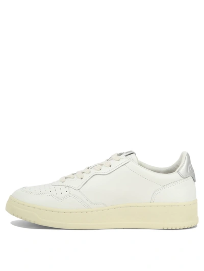 Autry Low Medalist Sneakers In White Leather E Powder E Suede Beige