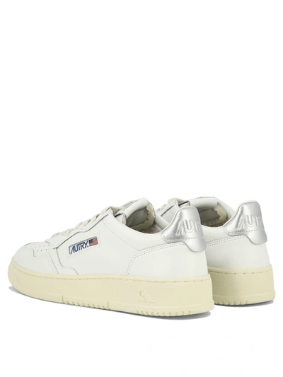 Autry Low Medalist Sneakers In White Leather E Powder E Suede Beige