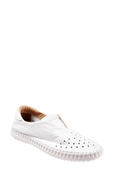 Shop Bueno Denmark Flat In White Leather