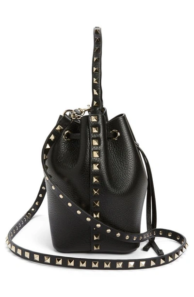 Valentino Garavani Valentino Rockstud Grainy Leather Bucket Bag In Black