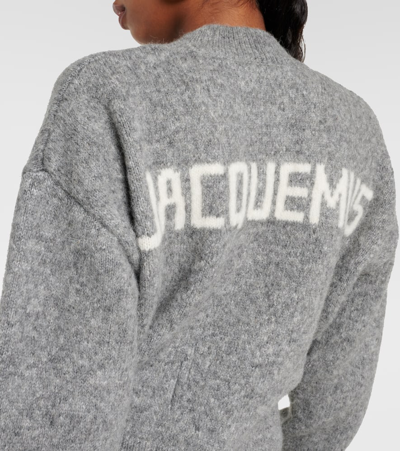 Jacquemus Logo Intarsia Knit Jumper In Grey