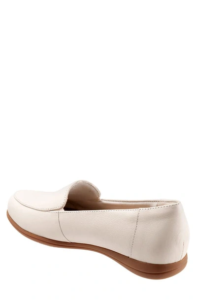 Trotters Deanna Loafer In Bone