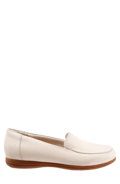 Trotters Deanna Loafer In Bone