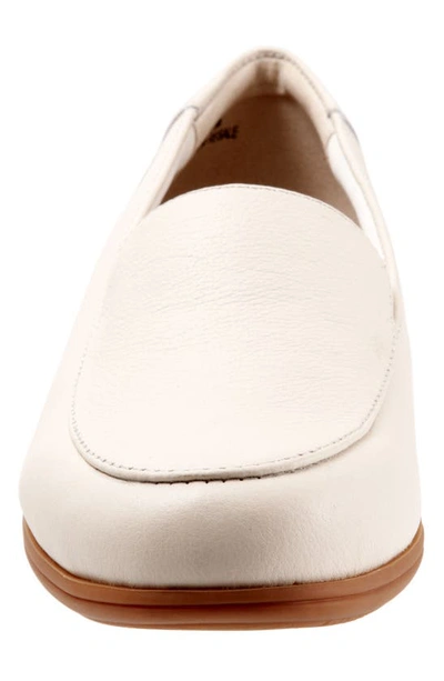 Trotters Deanna Loafer In Bone