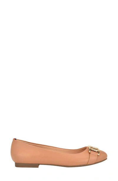 Tommy Hilfiger Gallyne Flat In Medium Brown