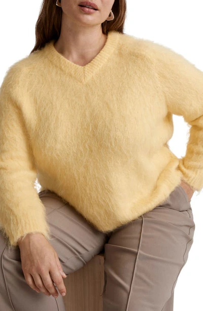 Madewell Brushed V-neck Sweater In Heather Lemon
