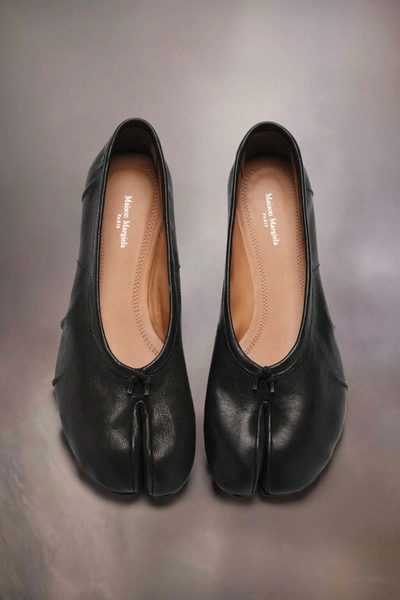 Shop Maison Margiela Women Tabi Vintage Effect Ballerina Flats In T8013 Black