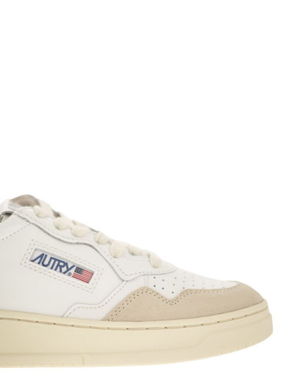 Autry 01 Sneakers In White Suede And Leather