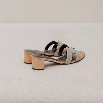 Pre-owned Hermes Hermès Gris Argenté / Bois De Santal Suede Crystal Oasis Sandal , 37.5