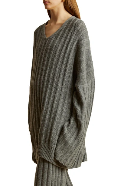 Shop Khaite The Maddox Oversize Rib Stretch Cashmere Sweater In Smoke