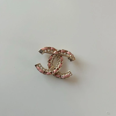 Pre-owned Chanel Gold-tone Metal And Pink Leather Woven  Brooch
