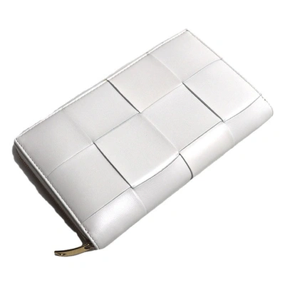 Shop Bottega Veneta Cassette White Leather Wallet  ()