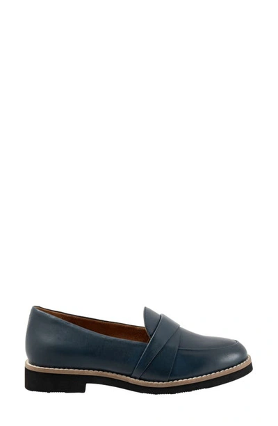 Softwalk Walsh Loafer In Navy