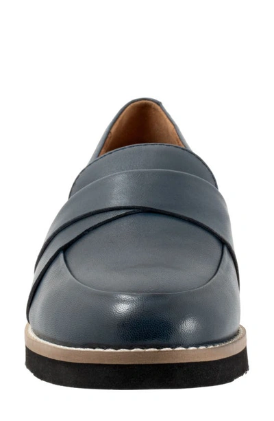 Softwalk Walsh Loafer In Navy