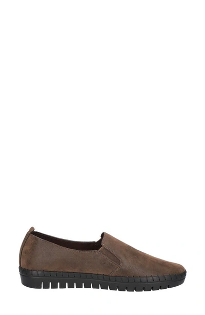 Easy Street Fresh Slip-on Sneaker (women)<br /> In Brown Matte