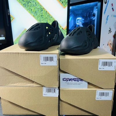 Pre-owned Yeezy Adidas  Foam Rnr Onyx Kids Size 11k (ds/brand New) Ships Asap - Send Offers In Black