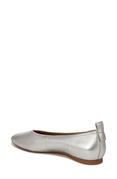 27 Edit Naturalizer Carla Flat In Silver Leather