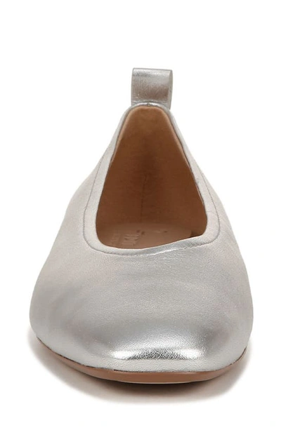 27 Edit Naturalizer Carla Flat In Silver Leather