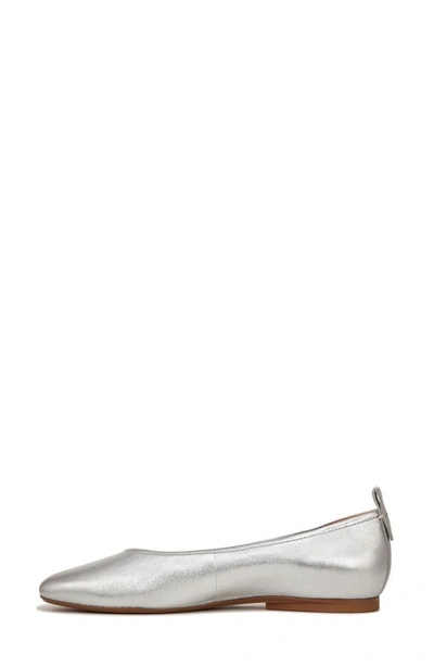 27 Edit Naturalizer Carla Flat In Silver Leather